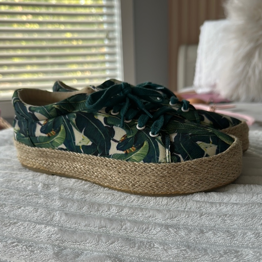 Qupid Green and Tan Sneakers